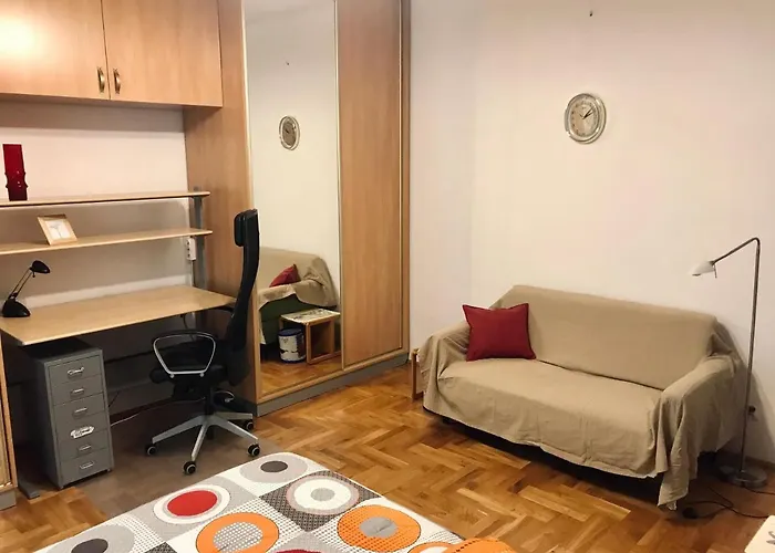Sunny Apartment. 5 Minutes Walk From Main Sqare.